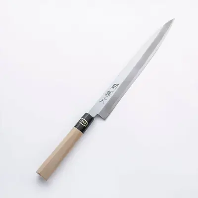関孫六 白紙鋼(白紙2号) 水牛柄 柳刃 240mm の全体。白木の柄と黒い水牛角の口金