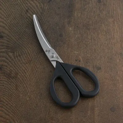 関孫六 カーブキッチン鋏の全体、黒いハンドルとカーブ刃