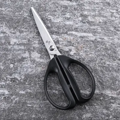 関孫六 レギュラーキッチン鋏の全体、黒いハンドルとストレート刃