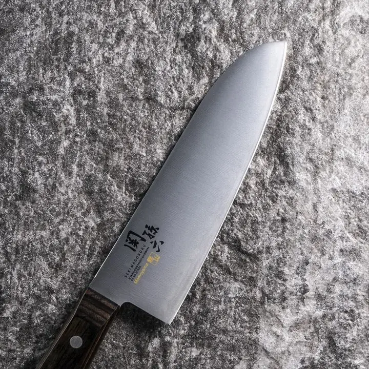 関孫六 桃山 三徳 165mm の刃のアップ。刃境がまっすぐに入っている