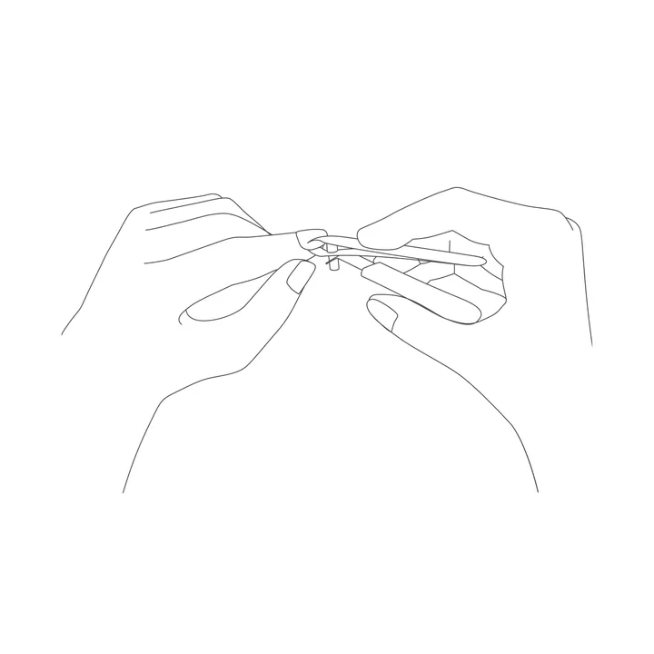 KOBAKO キューティクルニッパーを右手に持ち、左手の指先の甘皮に刃を当てている様子の線画
