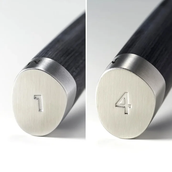 Michel BRAS 包丁の尻金に打刻されたアイテムナンバー「1」と「4」の比較