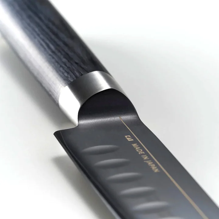 Michel BRAS 包丁 No.3（230mm）の刃元のアップ。刃体の側面にくぼみが並んでいる