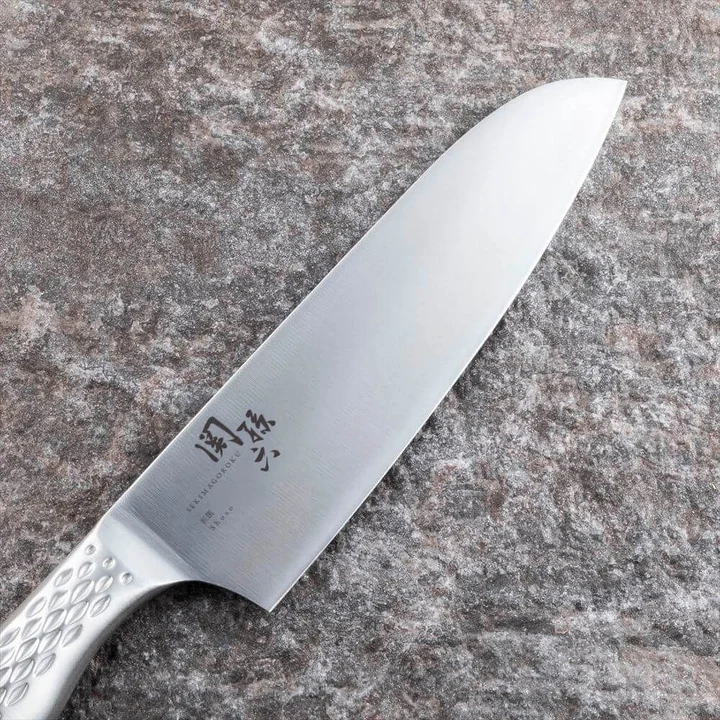 関孫六 匠創 三徳包丁 165mm の刃とディンプル加工のオールステンレスハンドルのアップ